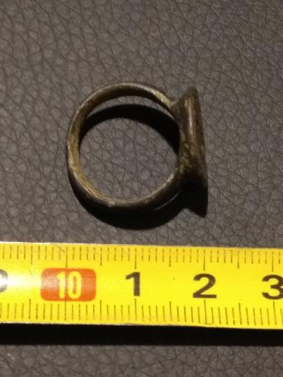 Bronzový prsten s koníkem