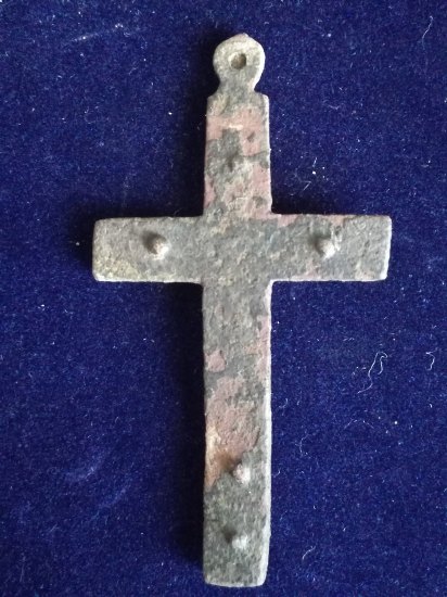 Křížek vykládaný dřevem