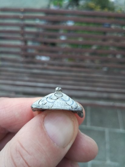 Zdobený stříbrný předmět tvaru střechy