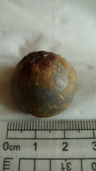 Půlka olověný kule spojená železným hřebem.