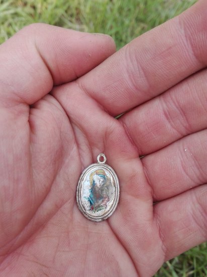 Stříbrný smaltovaný medailon - Madona s Ježíškem