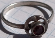 Stříbrný prsten s granátem.
