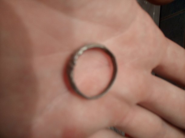 Neví někdo co je to za prsten?