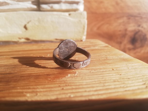 Stříbrný, pečetní prsten středověk