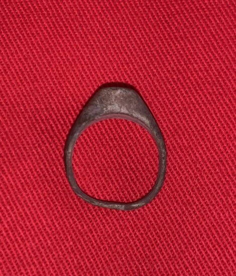 Prsten s červeným křížem