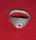Prsten s červeným křížem