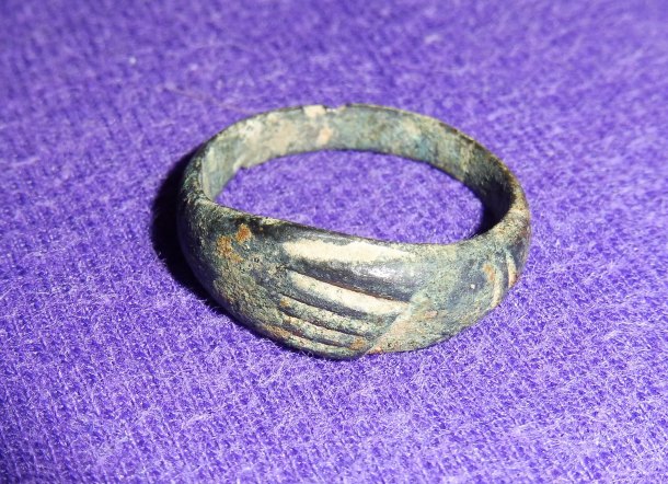 Bronzový prsten - ruce