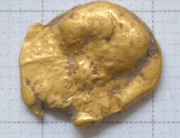 Zlatý statér s motivem paprsků.