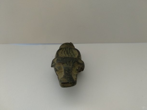 Bronzová ozdoba se zvířecí hlavou ,ale z jaké doby?
