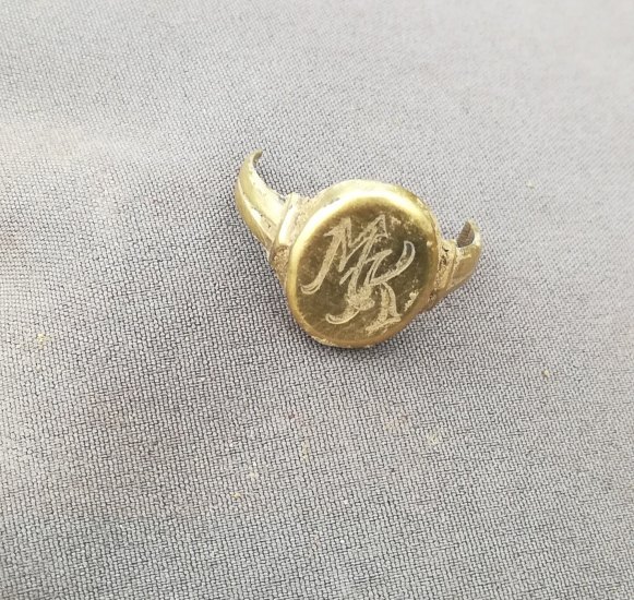 Pochroumaný gold ring