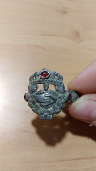 Prosím o radu, nevíte co je toto za prsten a z jáke doby je?