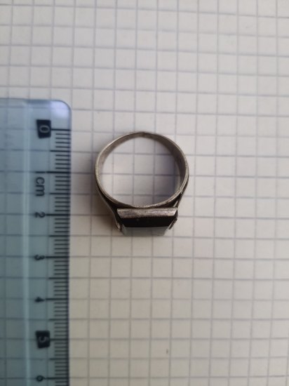 Stříbrný prsten s kamínkem