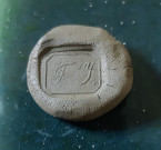 Pečatidlo F.J. v podobe pera
