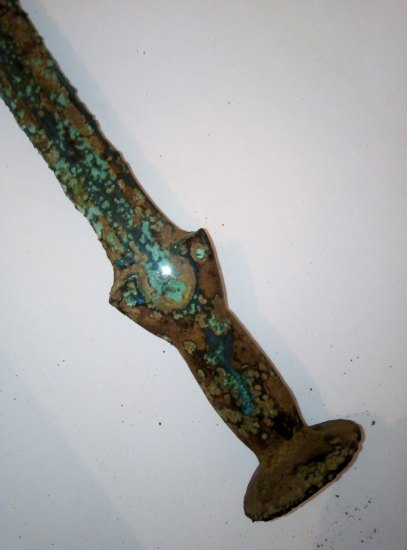 Bronzový meč s litou rukojetí