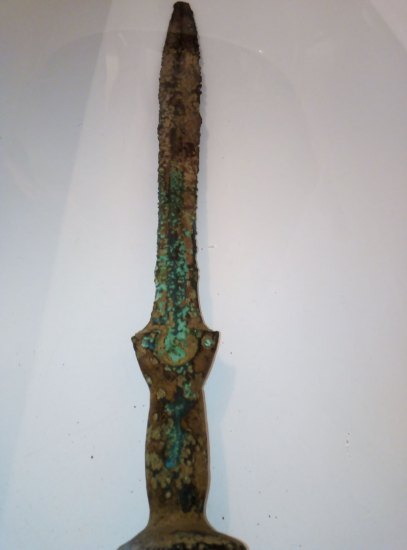 Bronzový meč s litou rukojetí