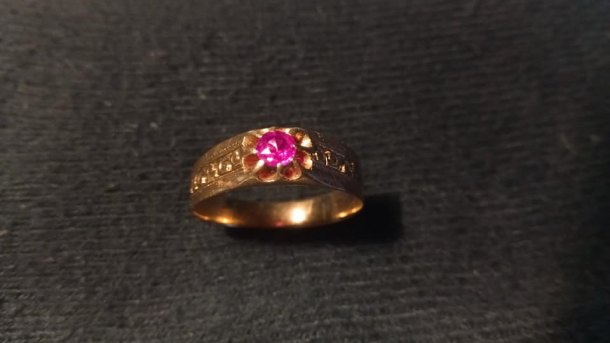 Zlatý prsten s kamínkem