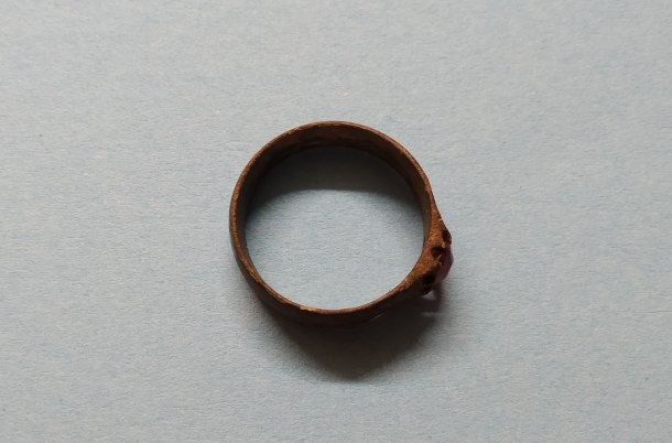 Prsten s červeným kamenem
