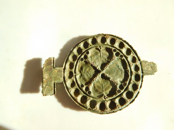 Neznámý artefakt s lipovou ratolestí v kruhu.