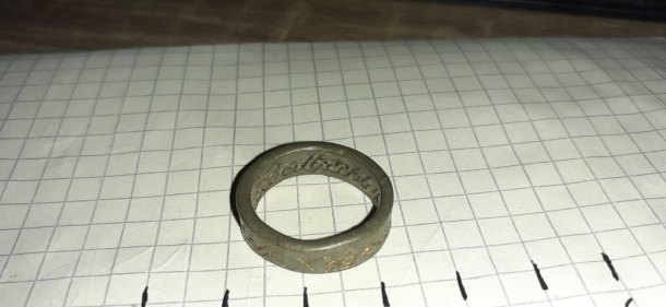 Prsten se zlaceným nápisem
