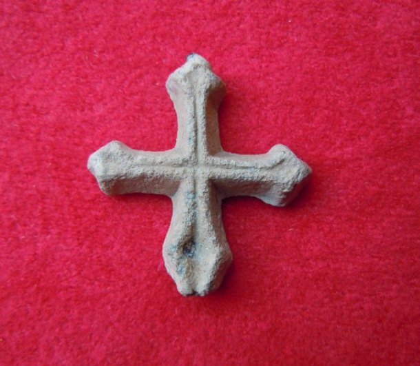 Olověný rovnoramenný křížek