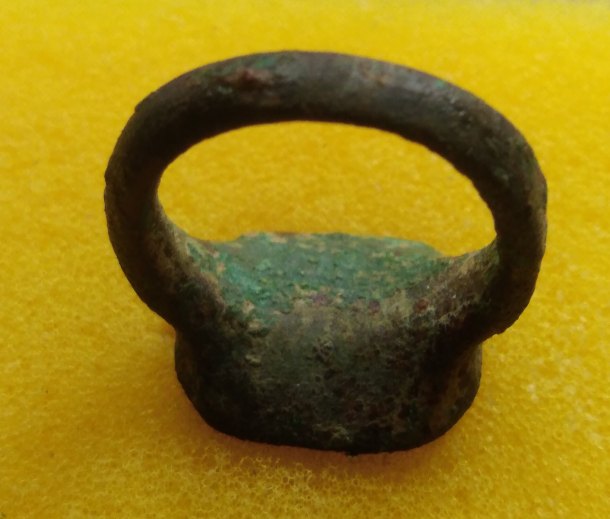 Bronzový prsten s křížem