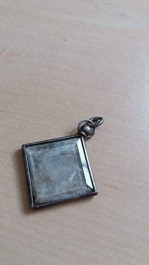 Tajemný stříbrný medailonek z lesa