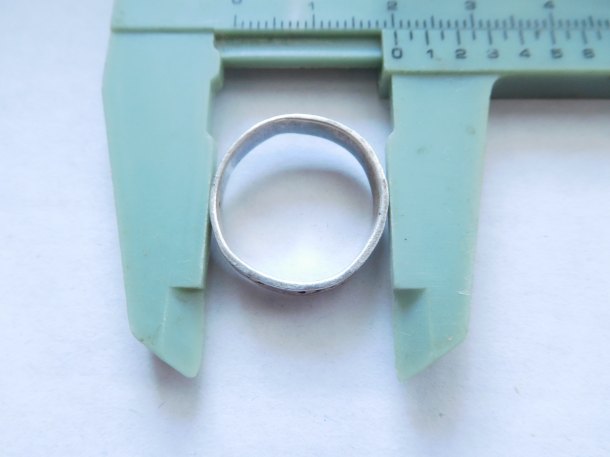 Stříbrný prsten téměř na povrchu.