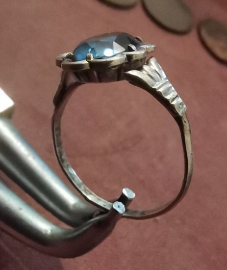 Stříbrný prsten s modrým kamínkem