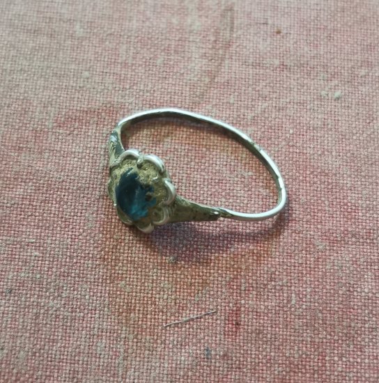 Stříbrný prsten s modrým kamínkem
