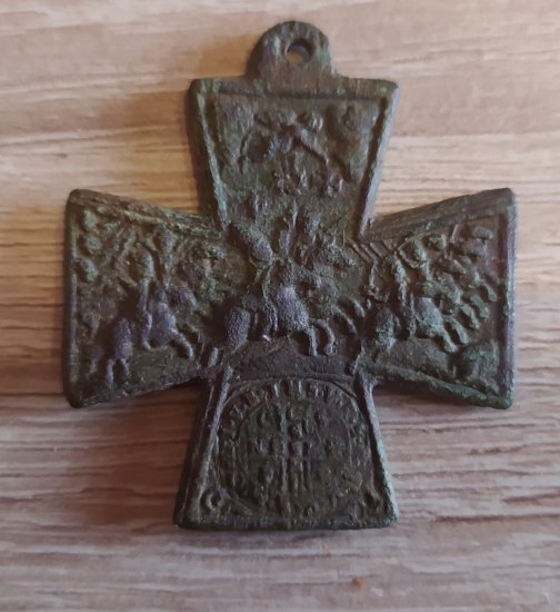 Kříž s náboženským motivem