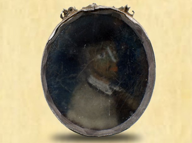 Starý stříbrný medailonek s portrétem a dvouhlavým orlem