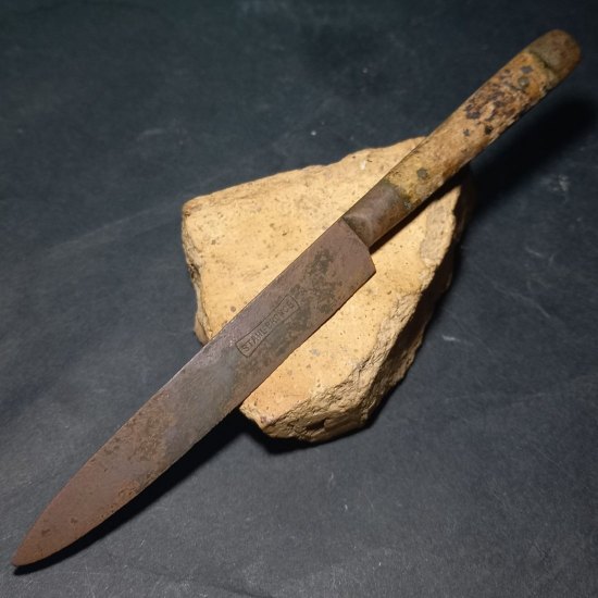 Nůž z bronzové oceli.