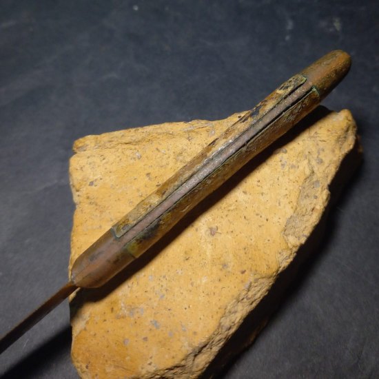 Nůž z bronzové oceli.