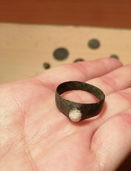 Prsten s bílým kamenem