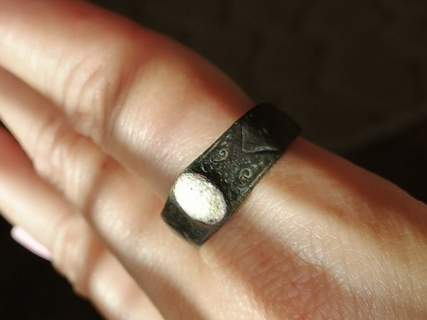 Prsten s bílým kamenem
