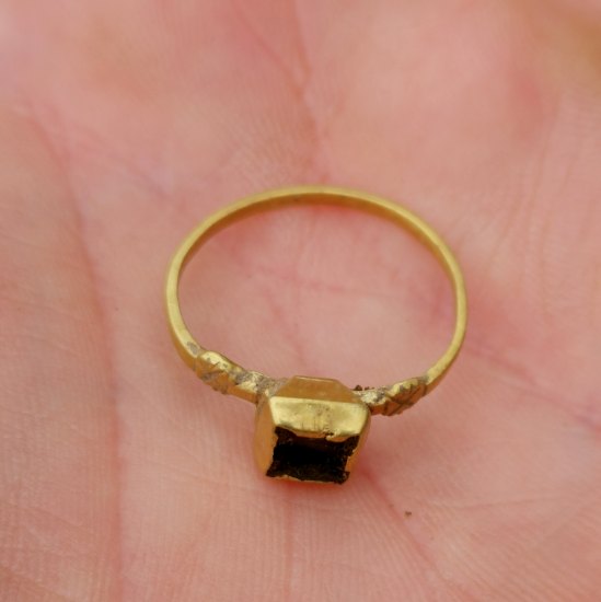 Zlatý prsten s křišťálem