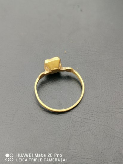 Zlatý prsten s křišťálem