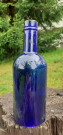 Modrá lahev s nápisem