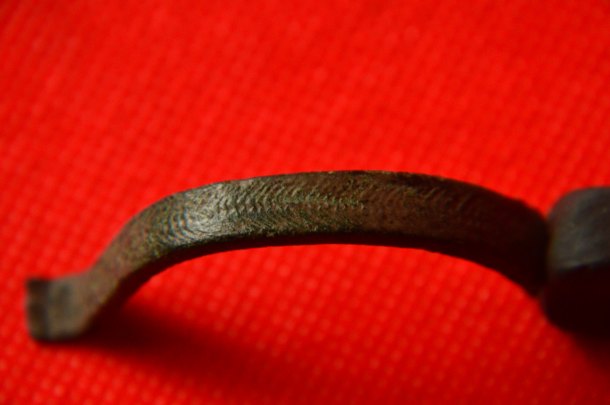 Fragment bronzové spony.
