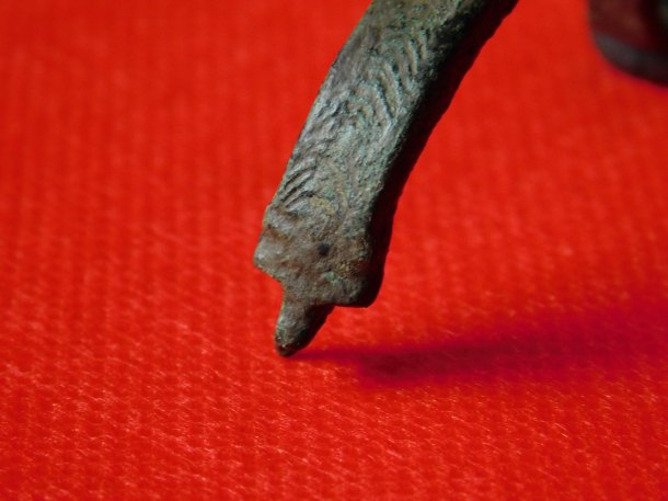 Fragment bronzové spony.