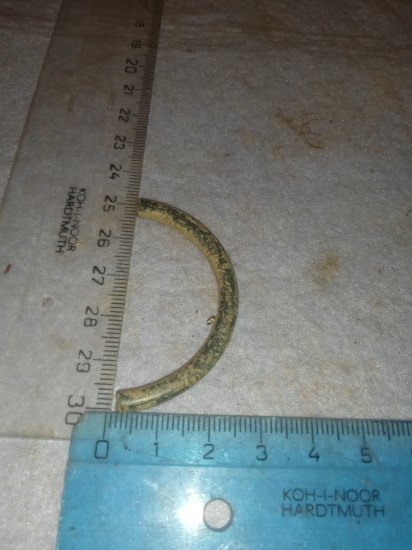 Bronzový půl kruh