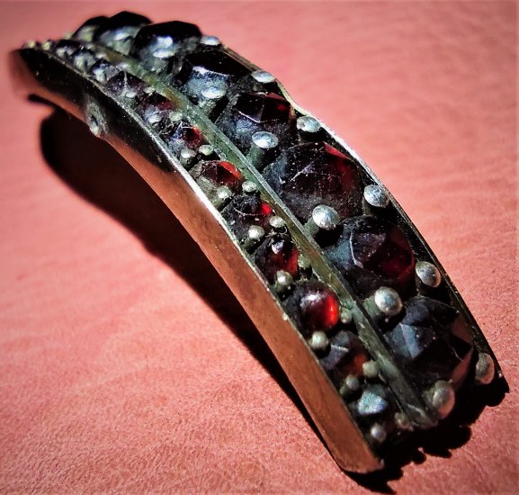 Fragment šperku s granáty