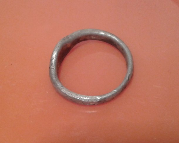 Odlévaný prsten z divného materiálu.