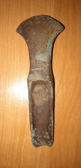 Sekera s postraními lištami z doby bronzové