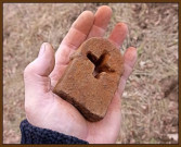 Železný masiv s vyřezaným křížem