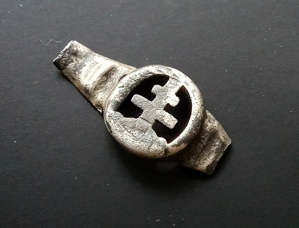 Fragment prstenu s dvouramenným křížem
