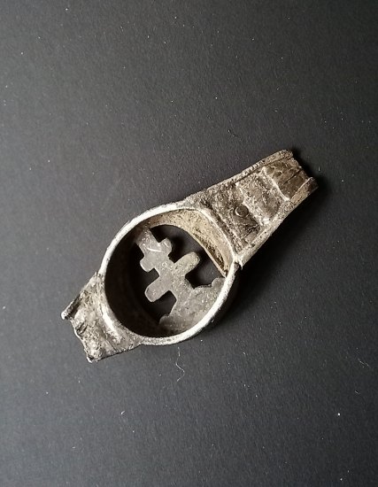 Fragment prstenu s dvouramenným křížem