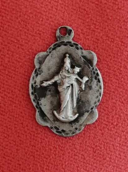 Stříbrná svátostka Panna Marie s prckem