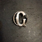 Prosím o pomoc s určením tohoto odznaku s písmenem "G"