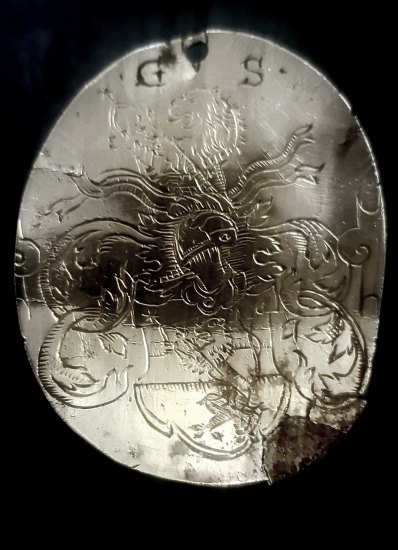 Stříbrný medailon s erbem(k určení)